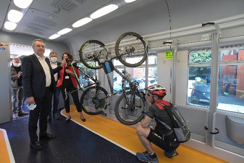 L’assessore regionale alle Infrastrutture e Territorio Graziano Pizzimenti alla presentazione di due carrozze porta-biciclette sulla linea ferroviaria Trenitalia Trieste-Tarvisio